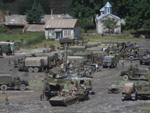 Rusiyalı hərb&ccedil;ilər erməni kəndinə tankla h&uuml;cum etdilər