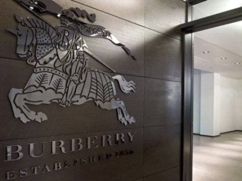 Məşhur şirkət malı endirimlə satmamaq &uuml;&ccedil;&uuml;n yandırır