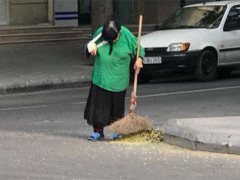 Qolu sarıqlı şəkildə küçə süpürən qadın nazirliyin təklifindən imtina etdi