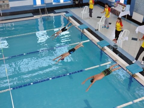 Azərbaycan məktəblərində üzgüçülük hovuzları olmalıdırmı?