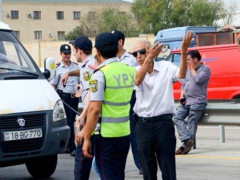 Yol polisi qayda pozmuş sürücü kimi qayda pozur - Dayanma, durma qaydalarına görə cəriməni kim yazmalıdır?