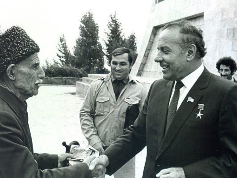 Bir şəklin tarixçəsi - Heydər Əliyev: “Mən o kişinin işinə qarışa bilmərəm” – Şuşa, 29 iyul, 1982-ci il