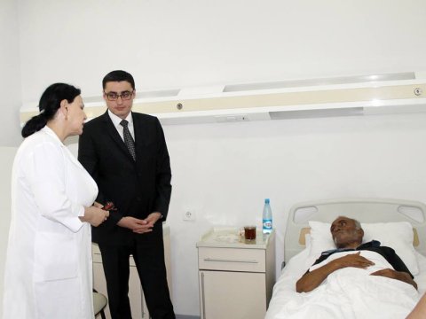 Səfil həyatı yaşayan keçmiş iş adamı yenidən xəstəxanaya yerləşdirildi