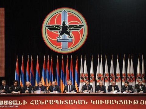 Minlərlə erməni Sarkisyanın partiyasını tərk edir