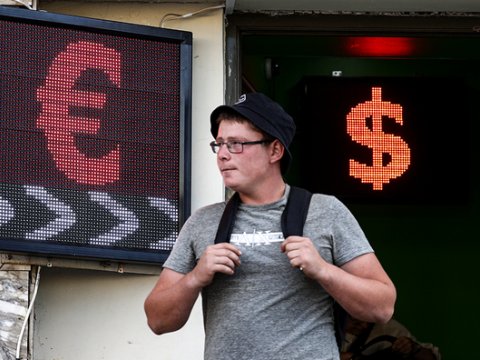 Rubl dollar qarşısında 2 illik minimuma enib