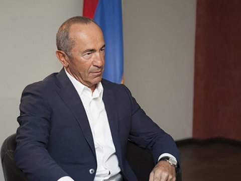 Ko&ccedil;aryan məhkəmə zalından azadlığa buraxıldı