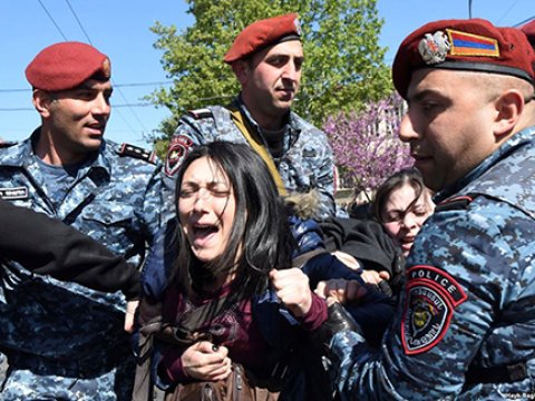 Ermənistan Azərbaycanla sərhədə polis qoşunları g&ouml;ndərir &ndash; Aprel d&ouml;y&uuml;şlərində iştirak ediblər
