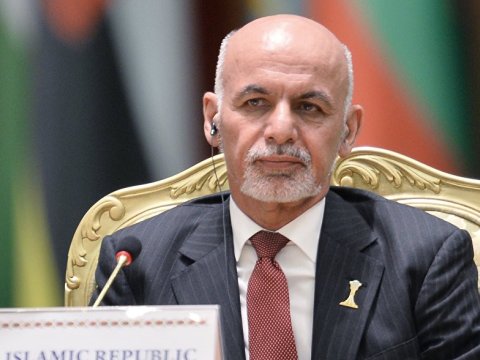 Əfqanıstan prezidenti &ccedil;ıxış edərkən iqamətgahına raket atıldı