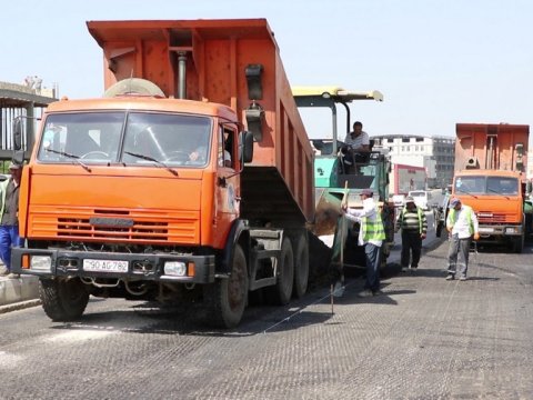 Babək prospektində 20 g&uuml;n əvvəl təmir olunmuş yol s&ouml;k&uuml;l&uuml;r - SƏBƏB