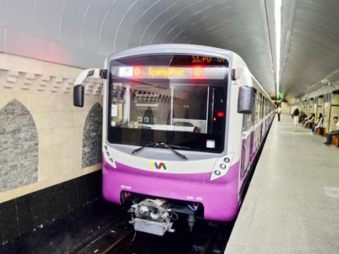 Ağdaş sakini özünü metroda qatarın altına atdı - hərəkət dayandı