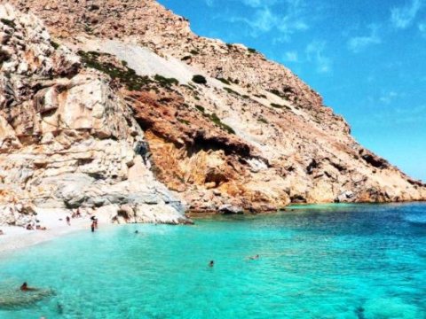 Cütlük sahildə topladıqları daşlara görə sərhəddə saxlanıldı