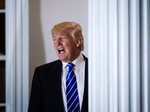 Vaşinqton Trampı pis vəziyyətə qoyan anonimi axtarır - qalmaqal BÖYÜDÜ