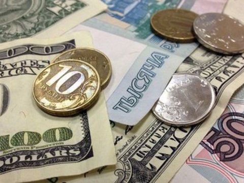 Rubl dollar qarşısında 2 illik rekordu YENİLƏDİ