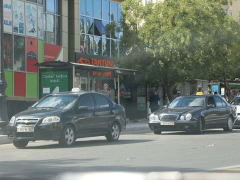 Yol polisi Bakıdakı taksi sürücülərilə bacara bilmir... - PROBLEM  