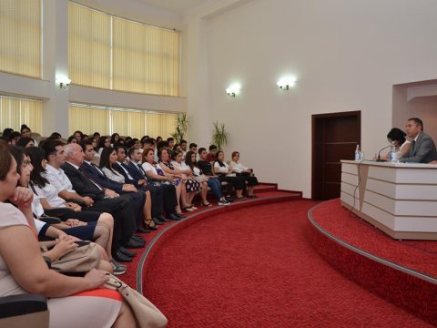 Azərbaycanda ilk: Deputat aşağı bal toplayan tələbələrlə görüşdü