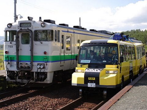 Qatar avtobusla toqquşdu: 1 ölü, 11 yaralı
