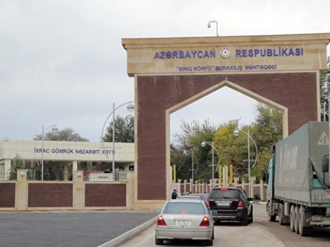 Gömrükdə rüşvət alan inspektor işdən qovuldu