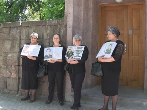 Əsgər anaları Paşinyandan narazı qaldılar