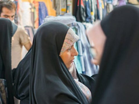 Hicab geyinən kişi bankı qarət etdi