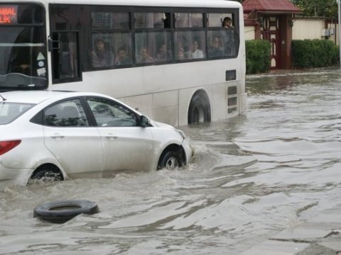 Bakını su basdı - Rəsmilərsə “bunu normal qarşılayın” deyirlər