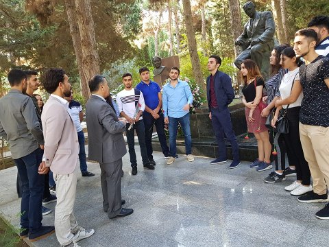 Deputatdan maraqlı addım - Tələbələrə dərsi Fəxri Xiyabanda keçdi - FOTO