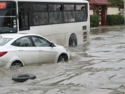 Bakının gölməçəli yollarında xarab olan maşınlar - Sürücülər dəymiş ziyanı kimdən tələb etsinlər?