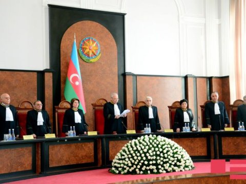 Konstitusiya Məhkəməsində dollar kreditlərilə bağlı qərara yalnız bu hakim ETİRAZ EDİB