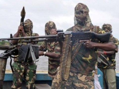 Piratlar 12 dənizçini girov götürdü