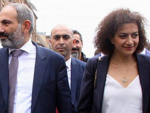 Ermənistanın birinci ledisi ərinə qarşı çıxdı 