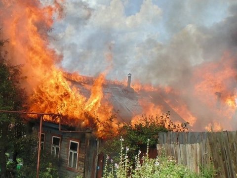Telefondan narazı qaldı, mağazanı yandırdı