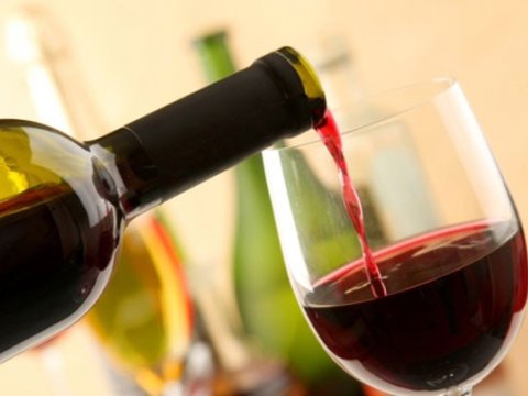 30 min litr şərab yerə dağıldı