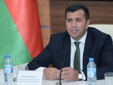 Elşad Eyvazlı: “Əflatun Amaşov o fikirləri parlament jurnalistlərinə dəstək üçün deyib”   