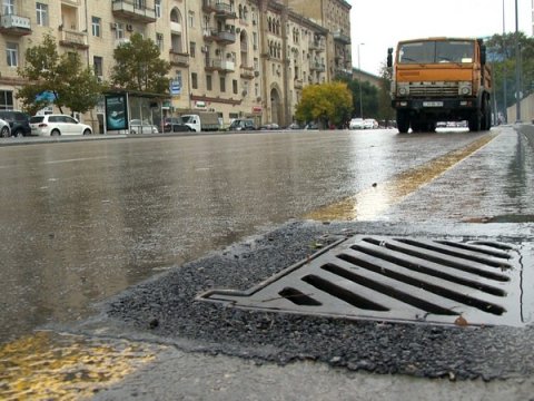 Bakı yollarında yeni yağış barmaqlıqları quraşdırılır
