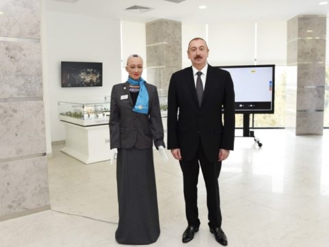 İlham Əliyevin robot “Sofiya” ilə söhbəti - VİDEO