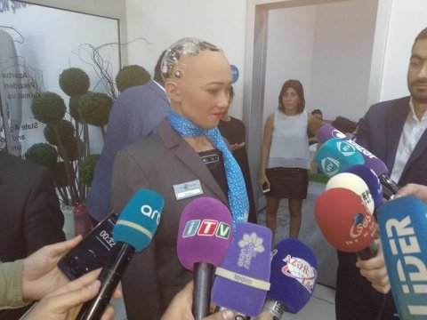 Robot &ldquo;Sofiya&rdquo;: &ldquo;İlham Əliyevlə g&ouml;r&uuml;şdən məmnun oldum&rdquo;