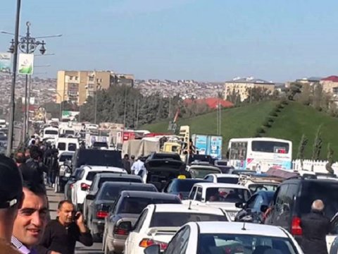 Bakının bir çox küçəsində tıxac yaranıb   
