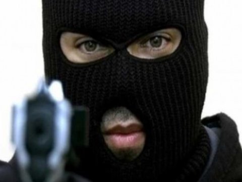 Bakıda maskalı şəxs mağazaya girib pul aparmaq istədi, kassir qadınla əlbəyaxa oldu