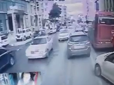“BakuBus” avtobusu niyə qoşa xətlə hərəkət edib? - VİDEO