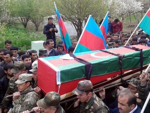 Narazı şəhid vərəsələri yeni aksiya ke&ccedil;irdilər - Nazirlik a&ccedil;ıqlama verdi  &nbsp;