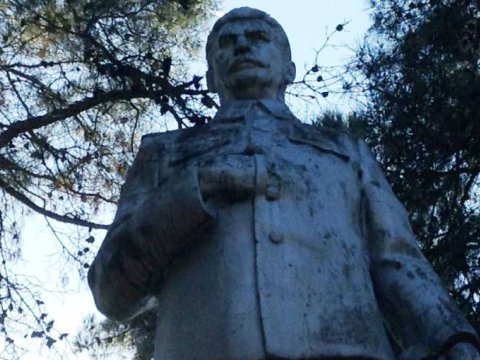 Azərbaycanın ucqar kəndində Stalinin heykəlini hələ də qoruyurlar - FOTOLAR   