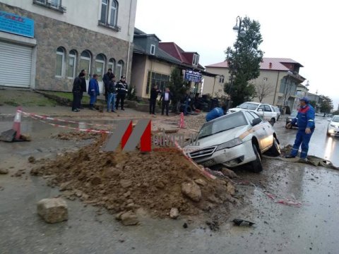 Taksi “Qaraçuxur”da çuxura düşdü - FOTO