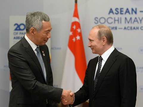 Putin Sinqapura səfər edib