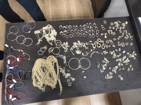Azərbaycana gətirilən k&uuml;lli miqdarda zinət əşyaları tutuldu  &nbsp;