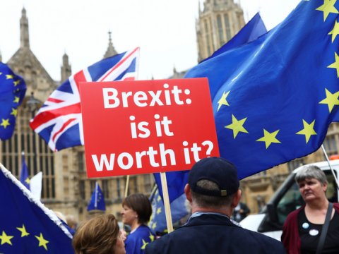 “Brexit” böhran YARATDI: Nazirlər istefa verdi