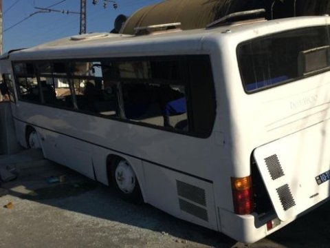 160 saylı avtobus qatarla toqquşmaqdan son anda qurtuldu- RƏSMİ - VİDEO