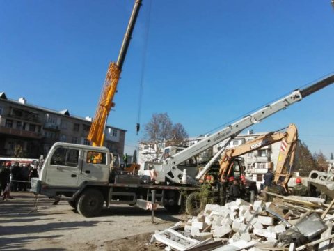 Gəncədə daha iki meyit uçqun altından çıxarıldı   