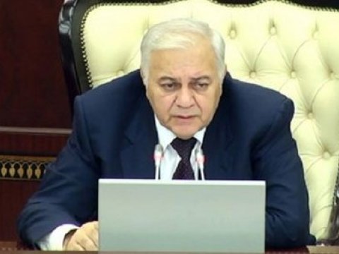 Spiker deputatları təbrik etdi