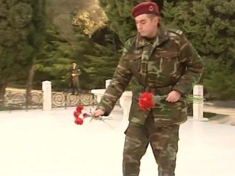 Heydər Əliyev babasının məzarını ziyarət etdi - VİDEO   