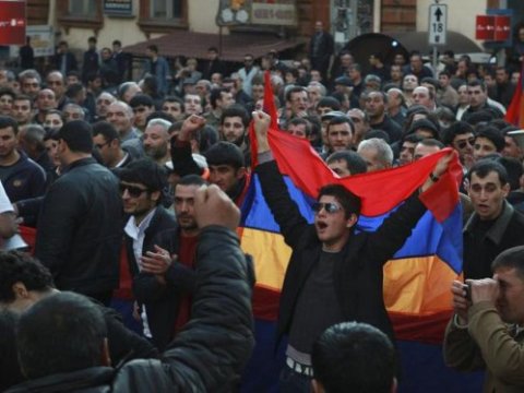 Etiraz&ccedil;ılar Yerevanda Rusiya səfirliyini m&uuml;hasirəyə aldı - VİDEO