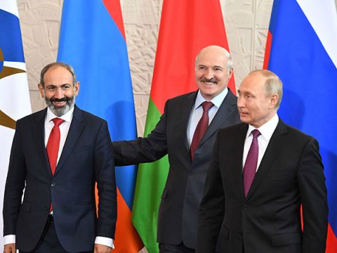 Putin Paşinyan-Lukaşenko mübahisəsində tərəf tutdu